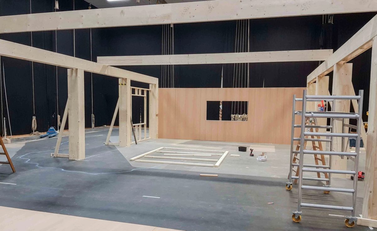 Filmset-opbygning til tv-produktion. Under arbejdet.