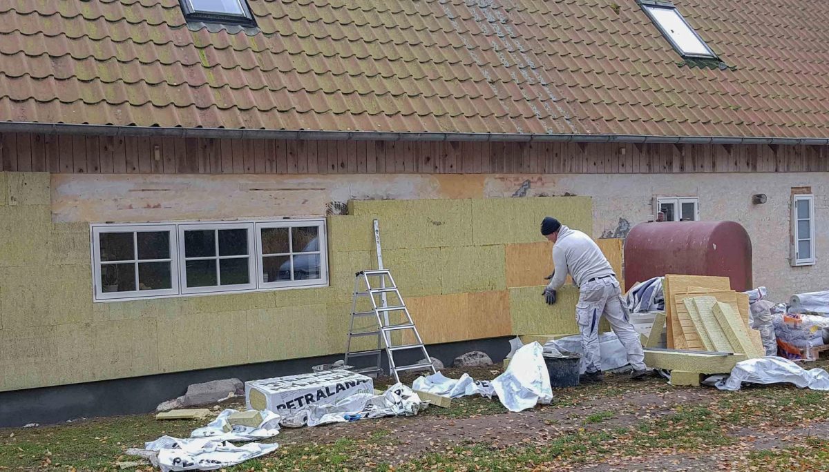Efterisolering af hus, Jægerspris. Under arbejdet.