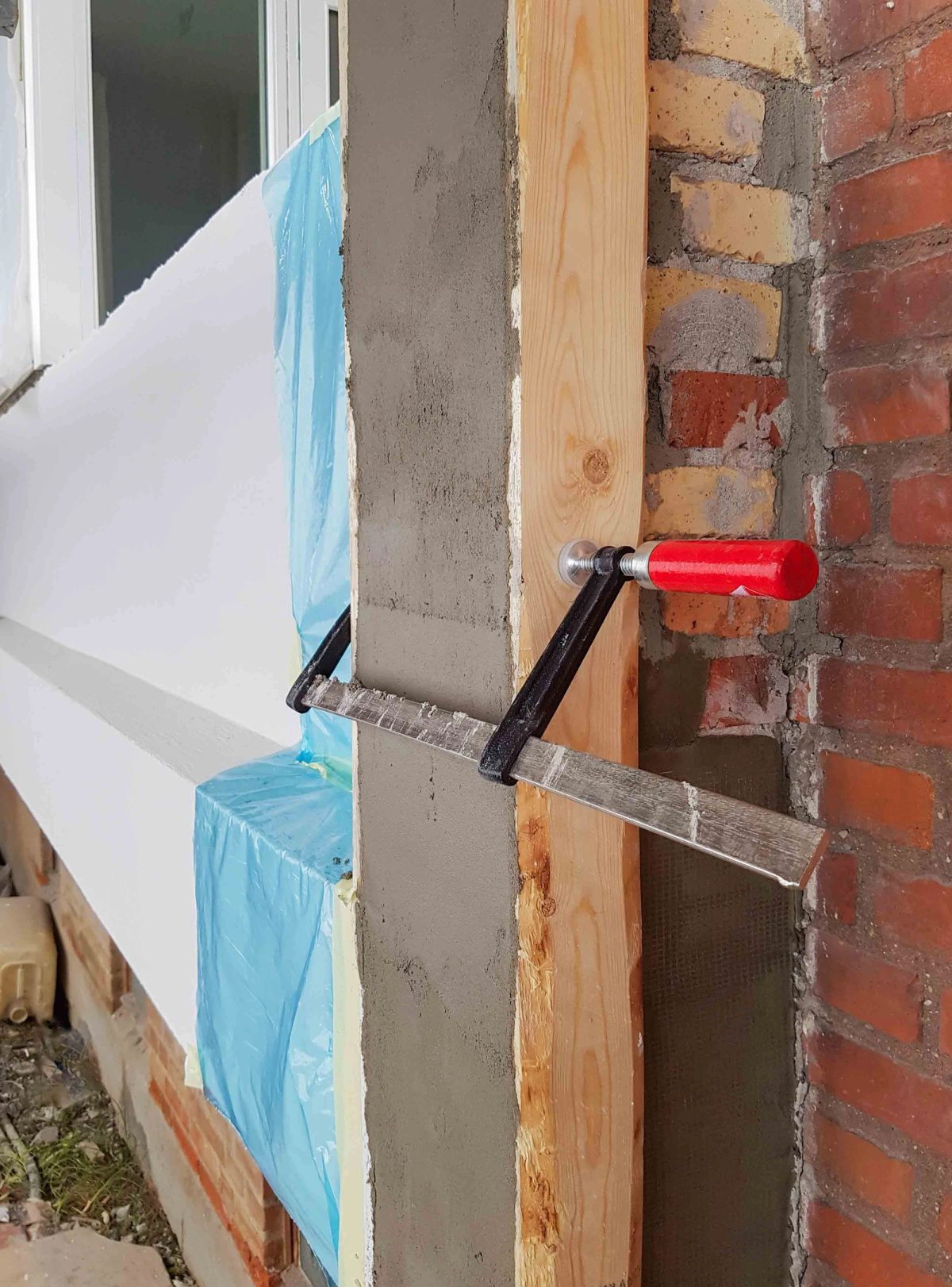 Facaderenovering med altanbeklædning, Albertslund. Altanfacaden. Under arbejdet.