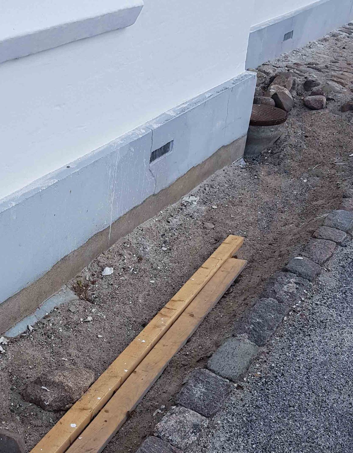 Facaderenovering af hus fra 1861, Slagelse. Soklen. Før arbejdet.