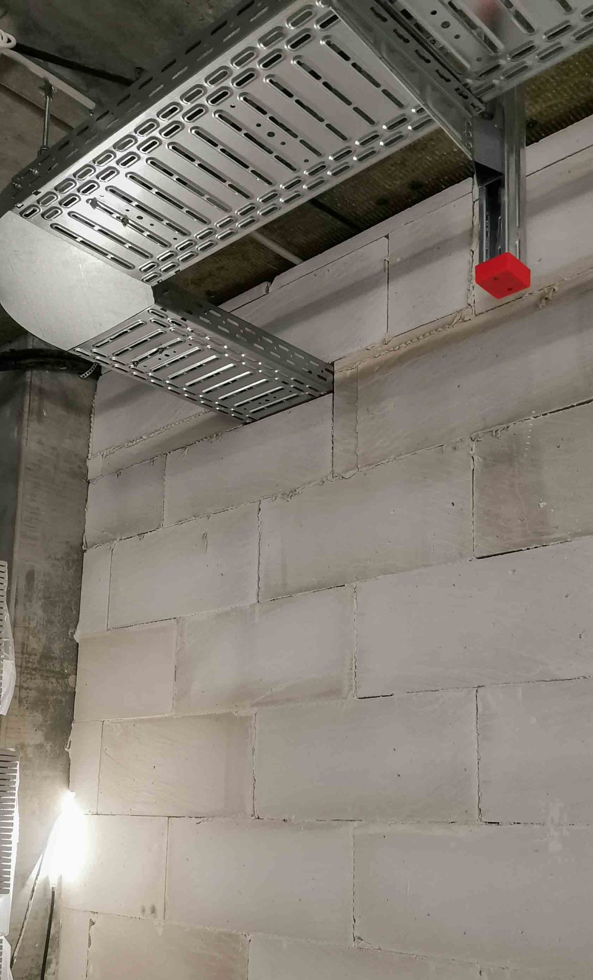 Indvendig erhvervsombygning, Gladsaxe. Under arbejdet.