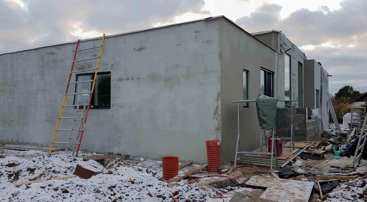 Facaderenovering i tegl, Herlev. Facaden. Under arbejdet.