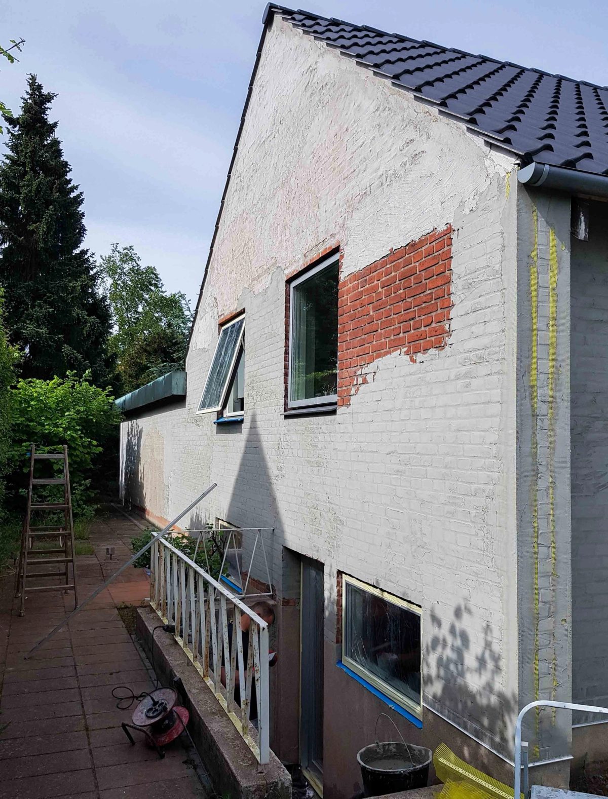 Hvidpudset facade i tegl, Næstved. Facaden. Under arbejdet.