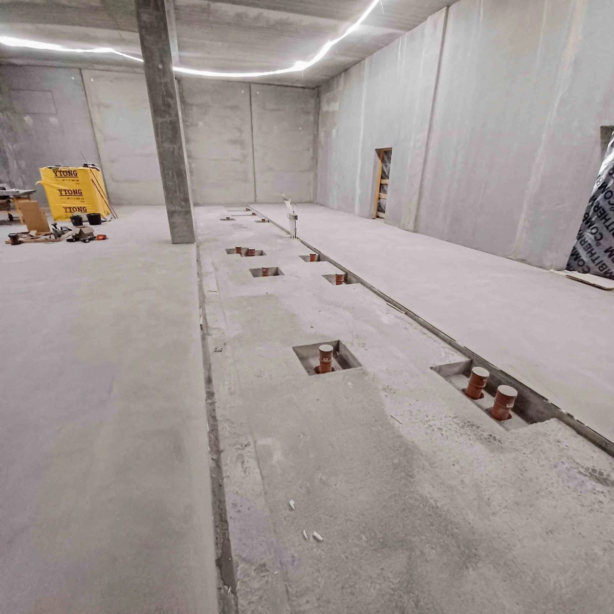 Indvendig erhvervsombygning, Gladsaxe. Under arbejdet.