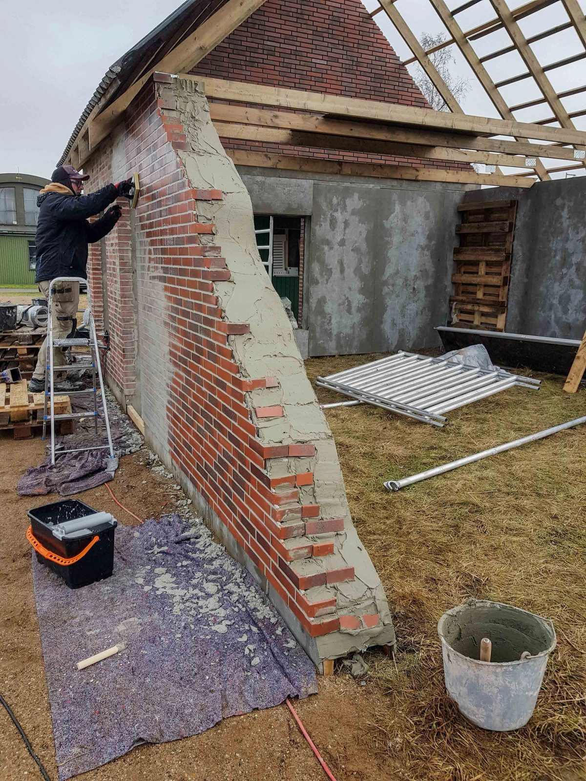 Filmset-opbygning til tv-produktion. Under arbejdet.