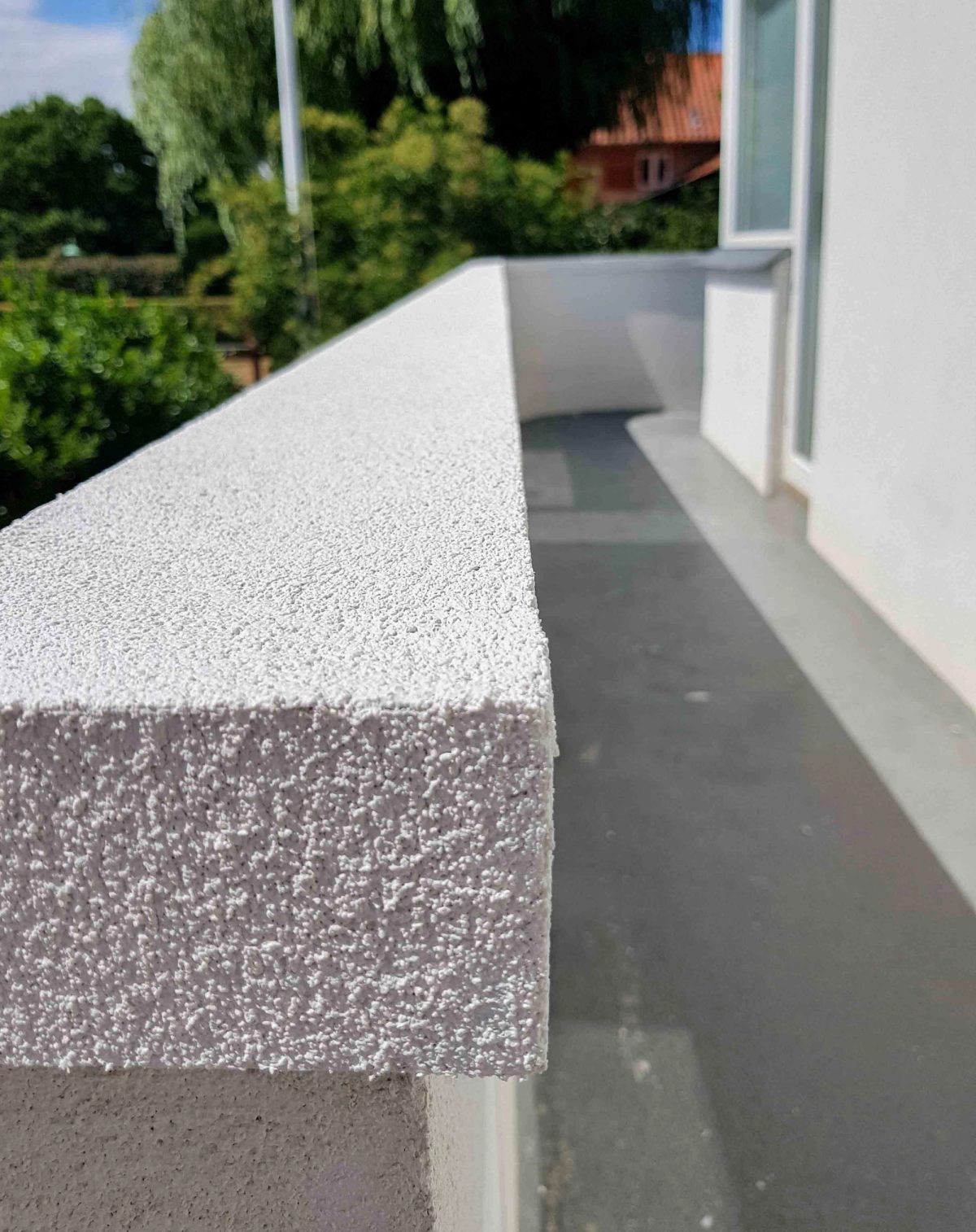 Facaderenovering efter skader på nyere villa, Gentofte. Brystning ved altanen. Efter arbejdet.