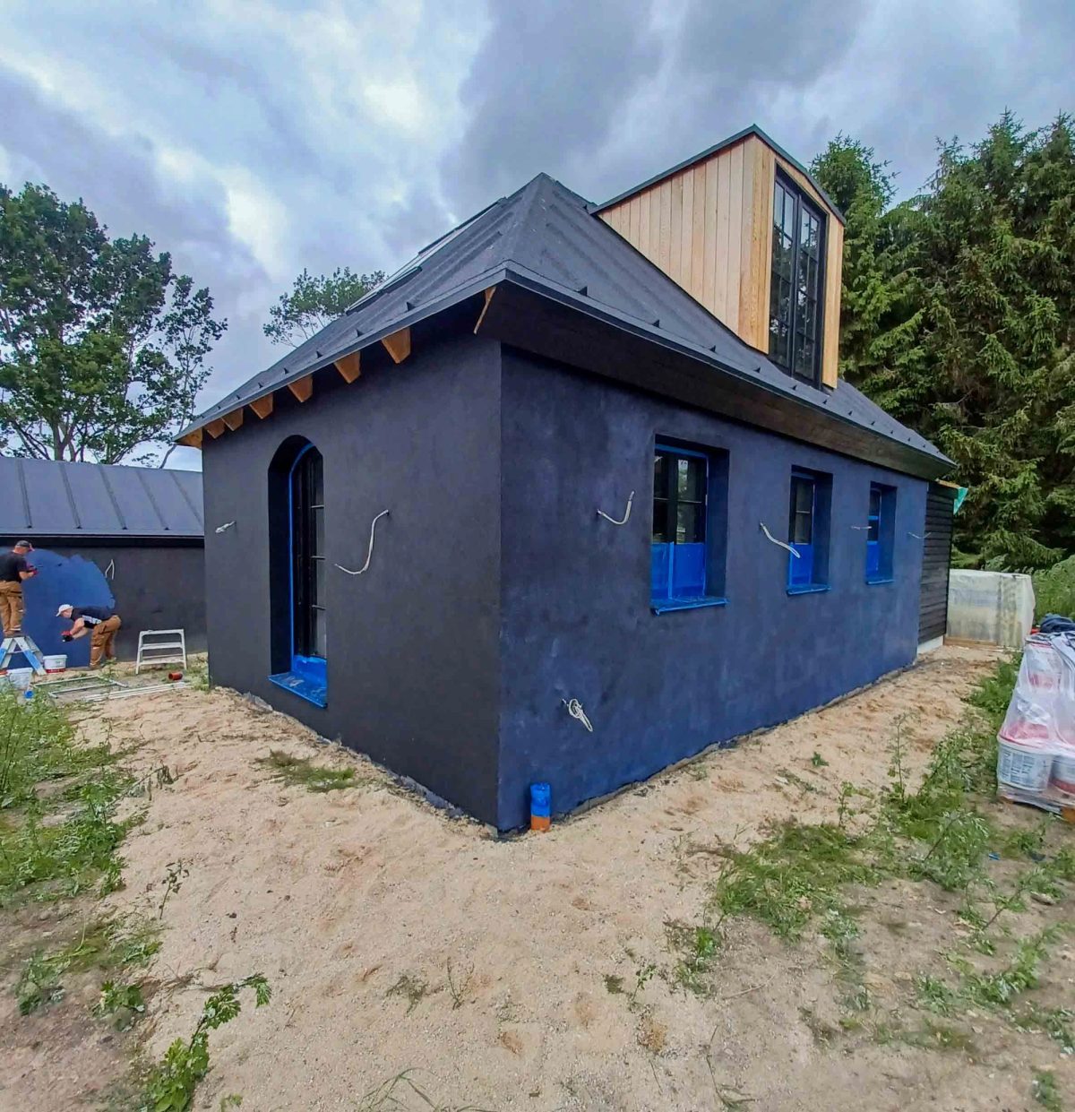 Helhedsrenovering af sort hus, Værløse. Under arbejdet.