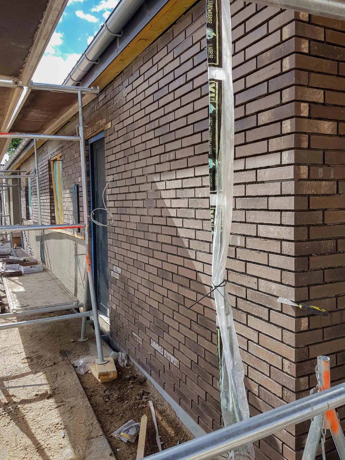 Facaderenovering i tegl, Vipperød. Under arbejdet.