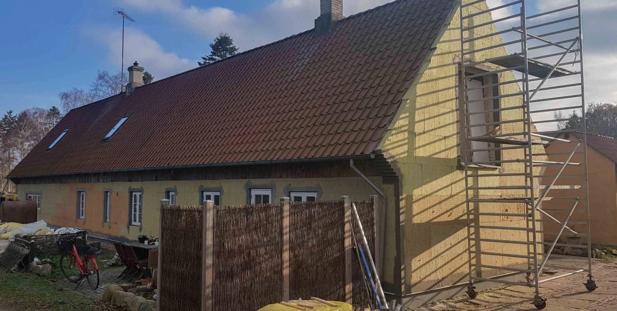 Efterisolering af hus, Jægerspris. Under arbejdet.