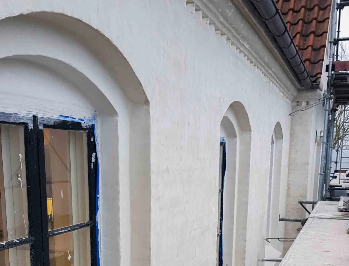 Facaderenovering af hus fra 1861, Slagelse. Facaden. Under arbejdet.