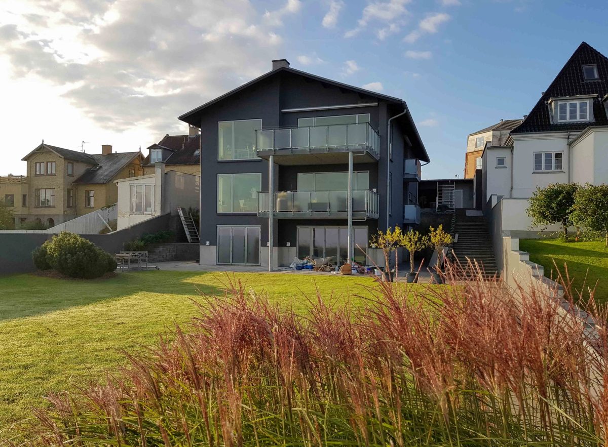 Mørk facade på villa, Holbæk. Facaden. Efter arbejdet.