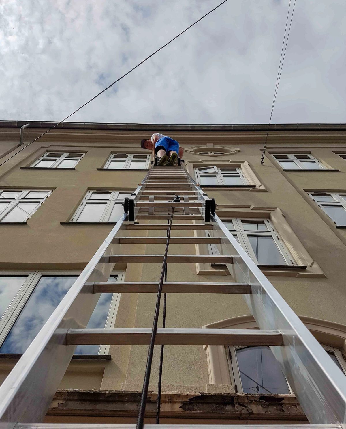 Facademaling af etageejendom, København. Under arbejdet.