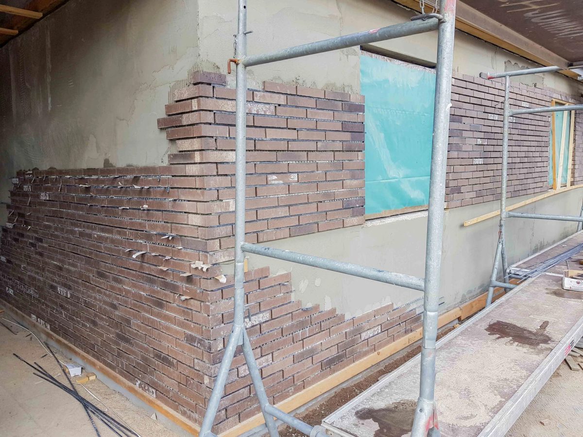 Facaderenovering i tegl, Vipperød. Under arbejdet.