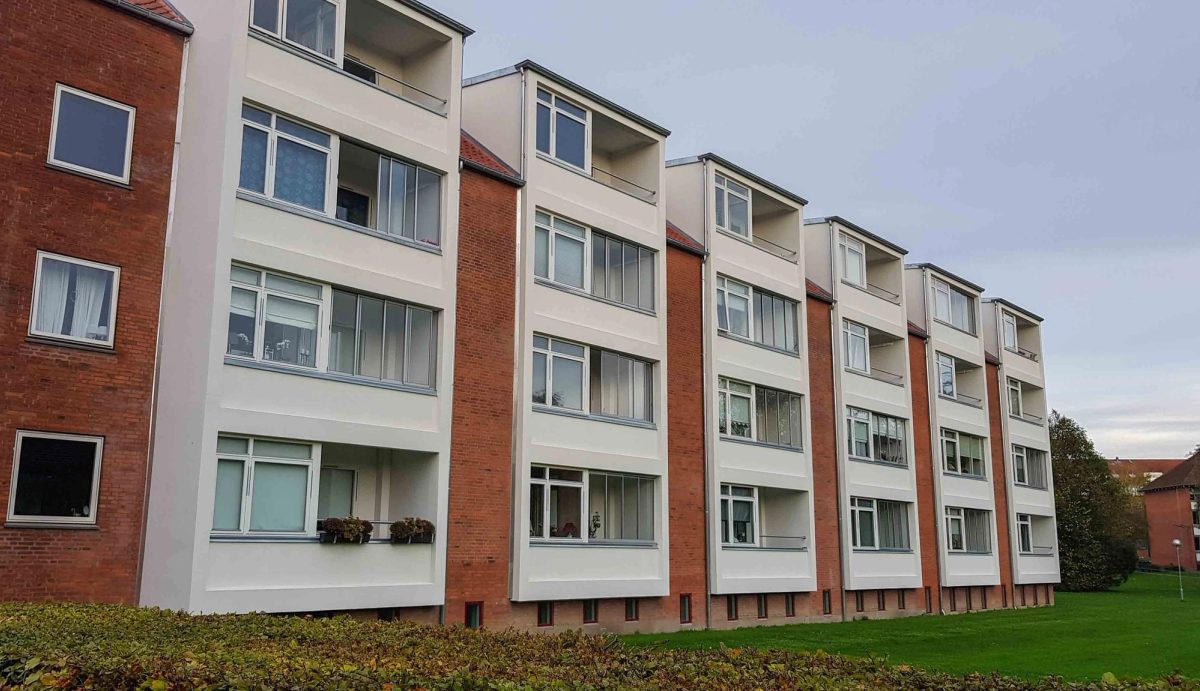 Facaderenovering med altanbeklædning, Albertslund. Altanfacaden. Efter arbejdet.