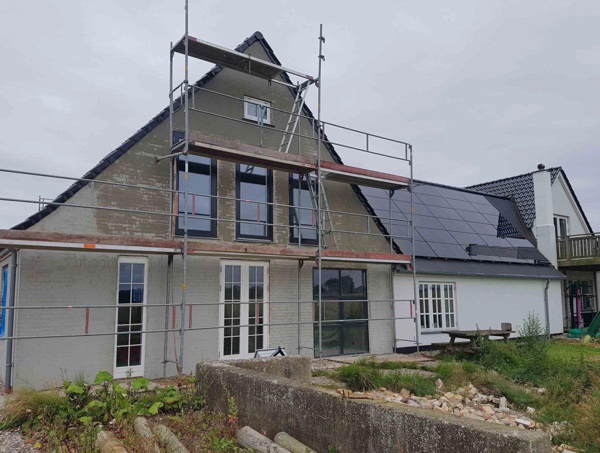 Hvid facade på villa, Svinninge. Facaden. Før arbejdet.