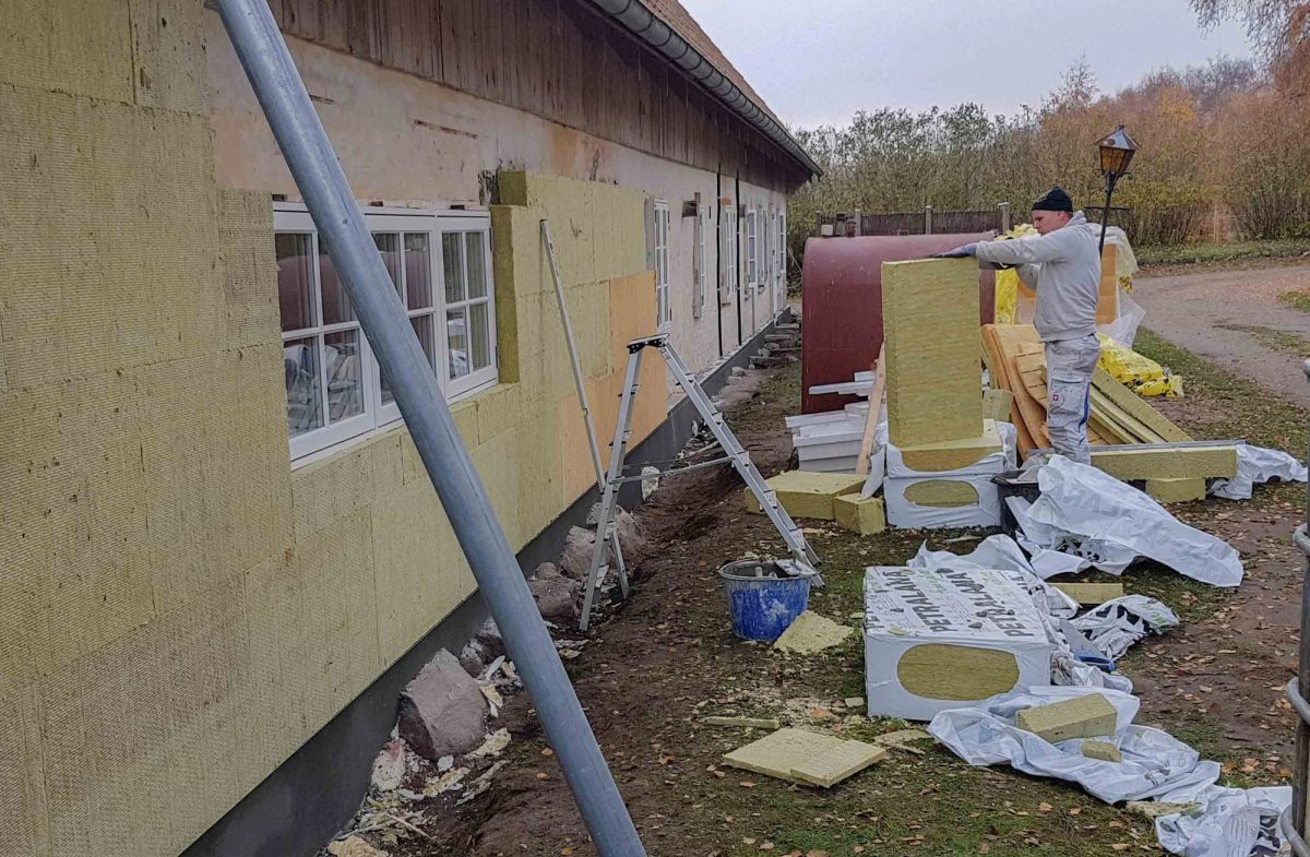 Efterisolering af hus, Jægerspris. Under arbejdet.