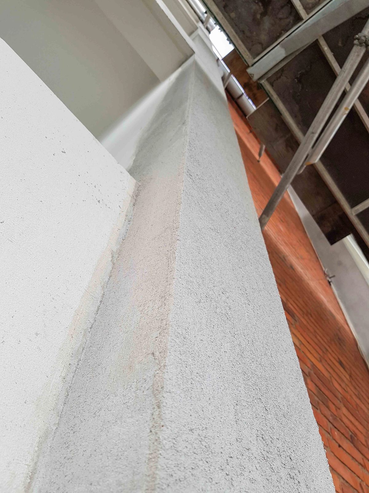 Facaderenovering med altanbeklædning, Albertslund. Altanfacaden. Under arbejdet.