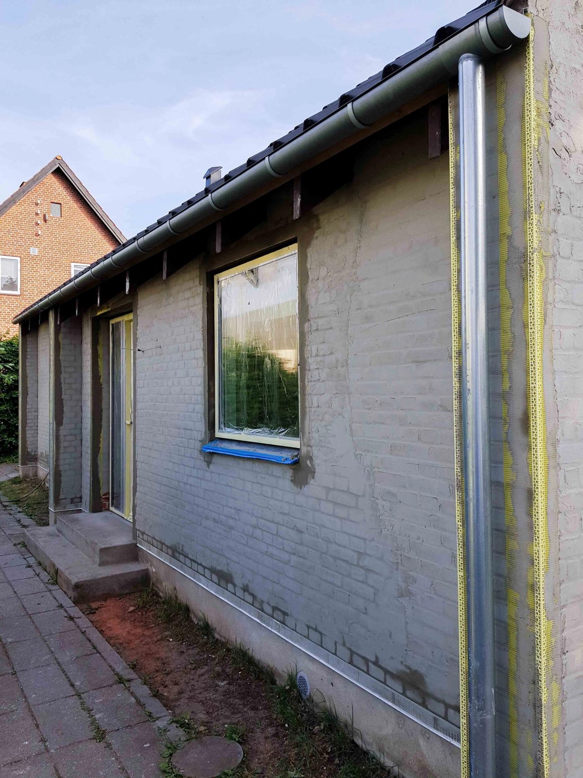 Hvidpudset facade i tegl, Næstved. Facaden. Under arbejdet.