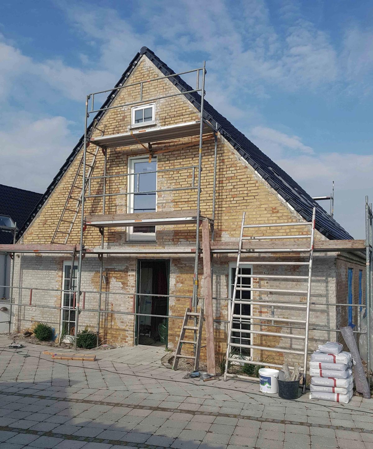 Hvid facade på villa, Svinninge. Facaden. Før arbejdet.