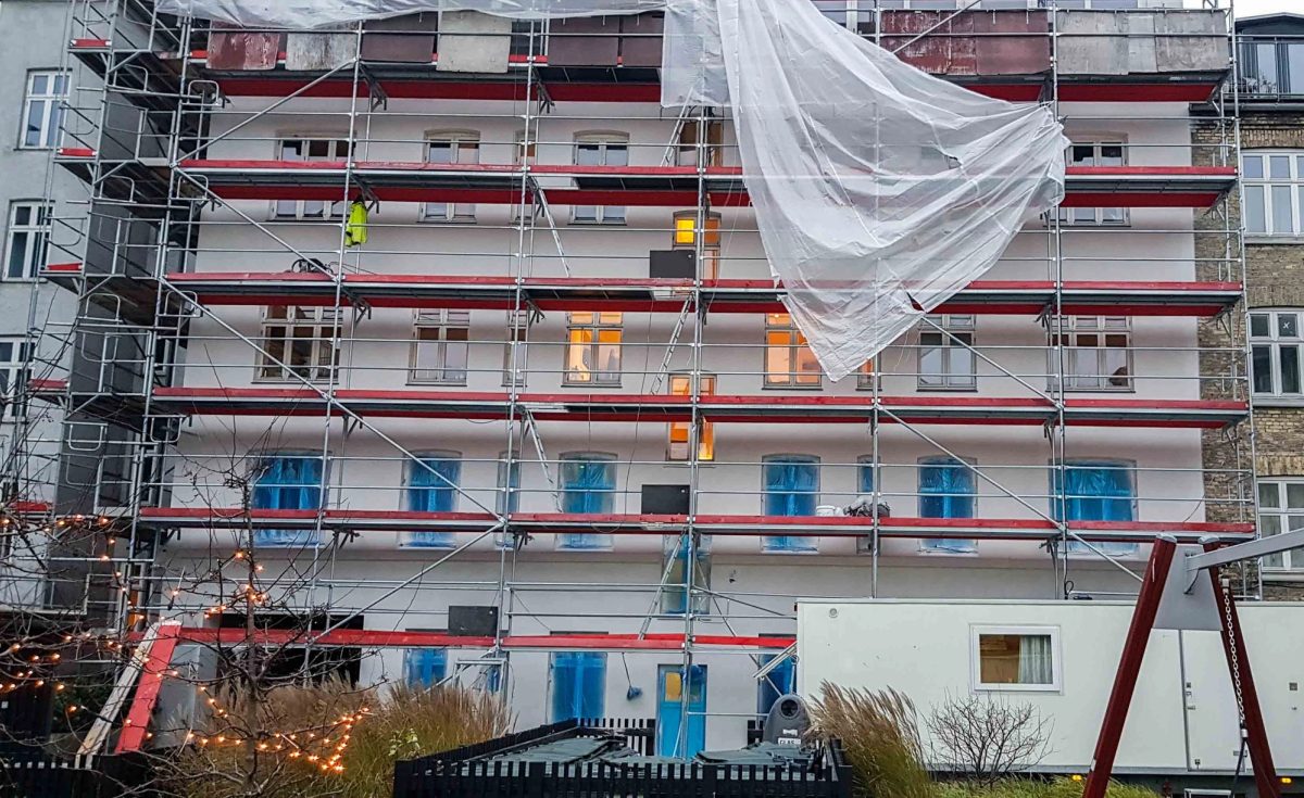 Udvendig helhedsrenovering af lejlighed, København Ø · Under arbejdet