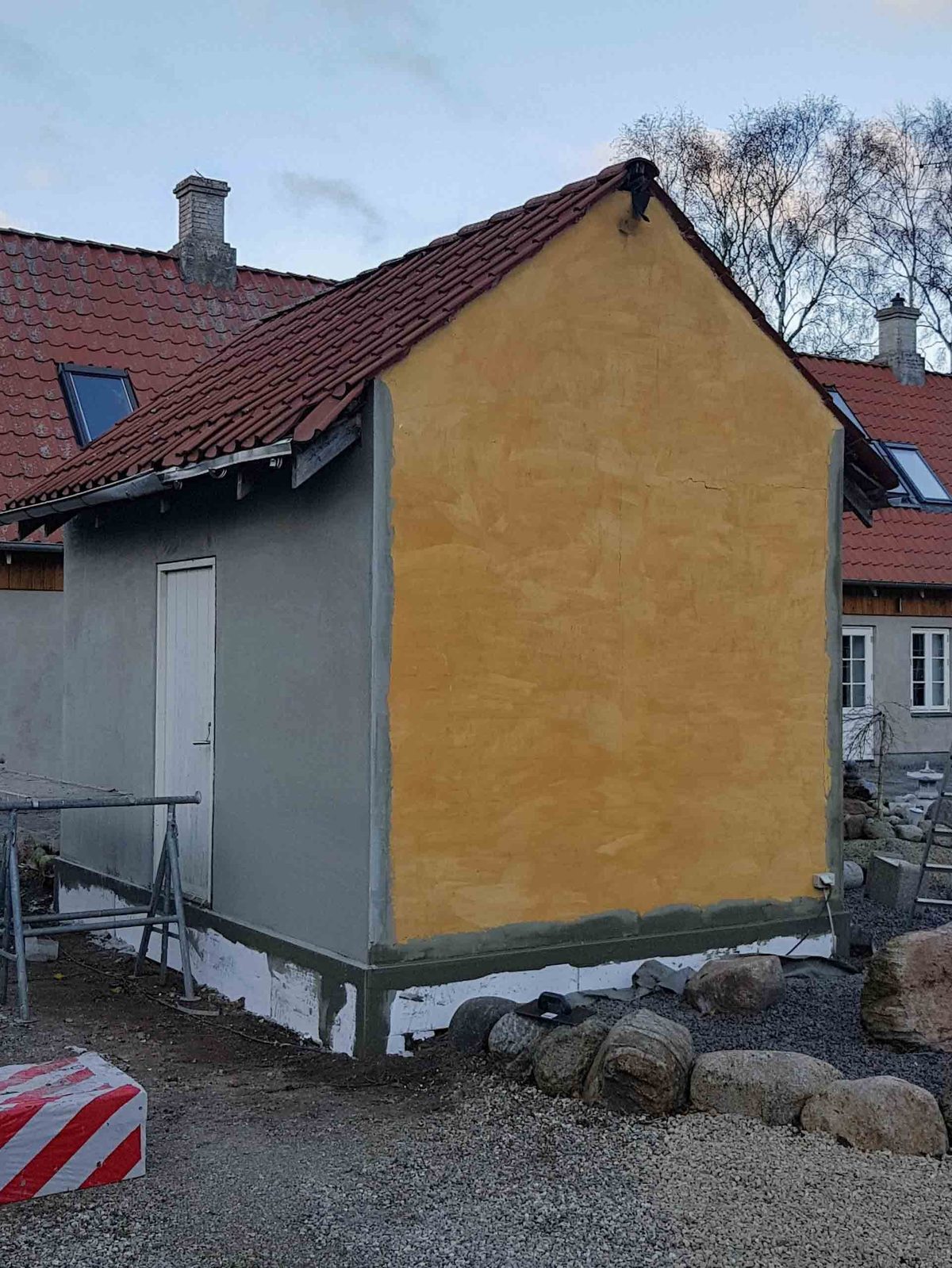 Efterisolering af hus, Jægerspris. Under arbejdet.