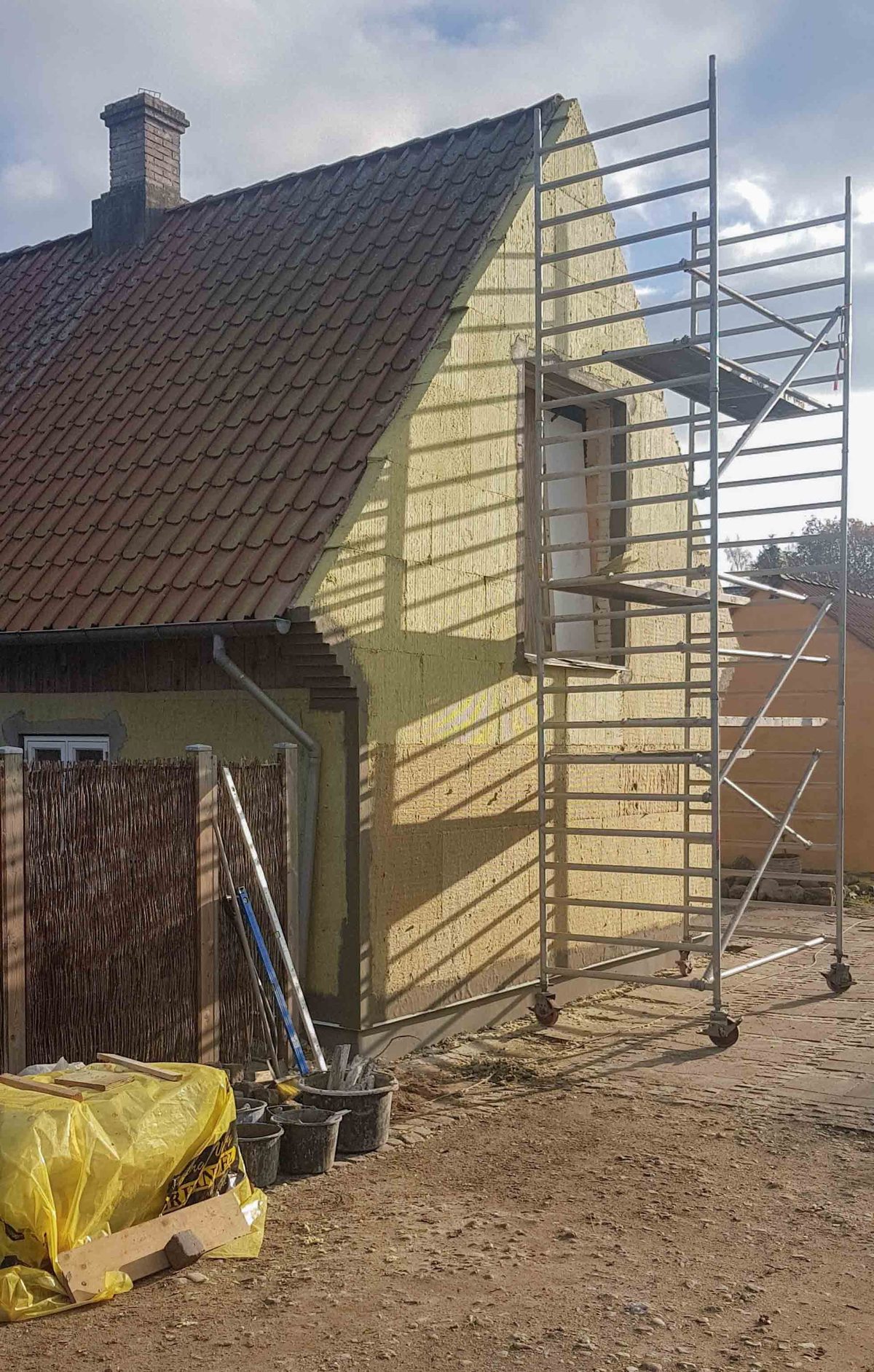 Efterisolering af hus, Jægerspris. Under arbejdet.
