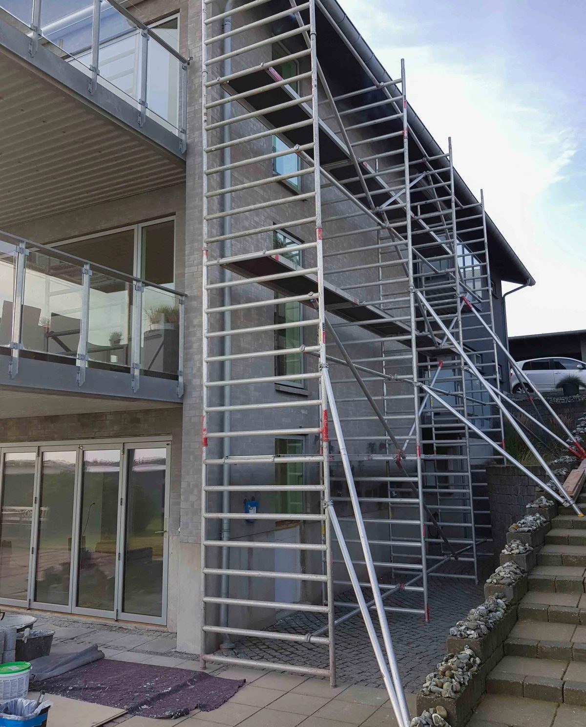 Mørk facade på villa, Holbæk. Facaden. Under arbejdet.