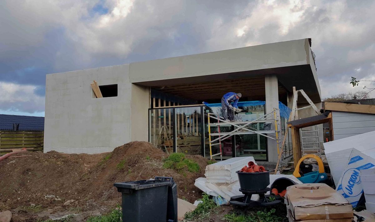 Facaderenovering i tegl, Herlev. Facaden. Under arbejdet.