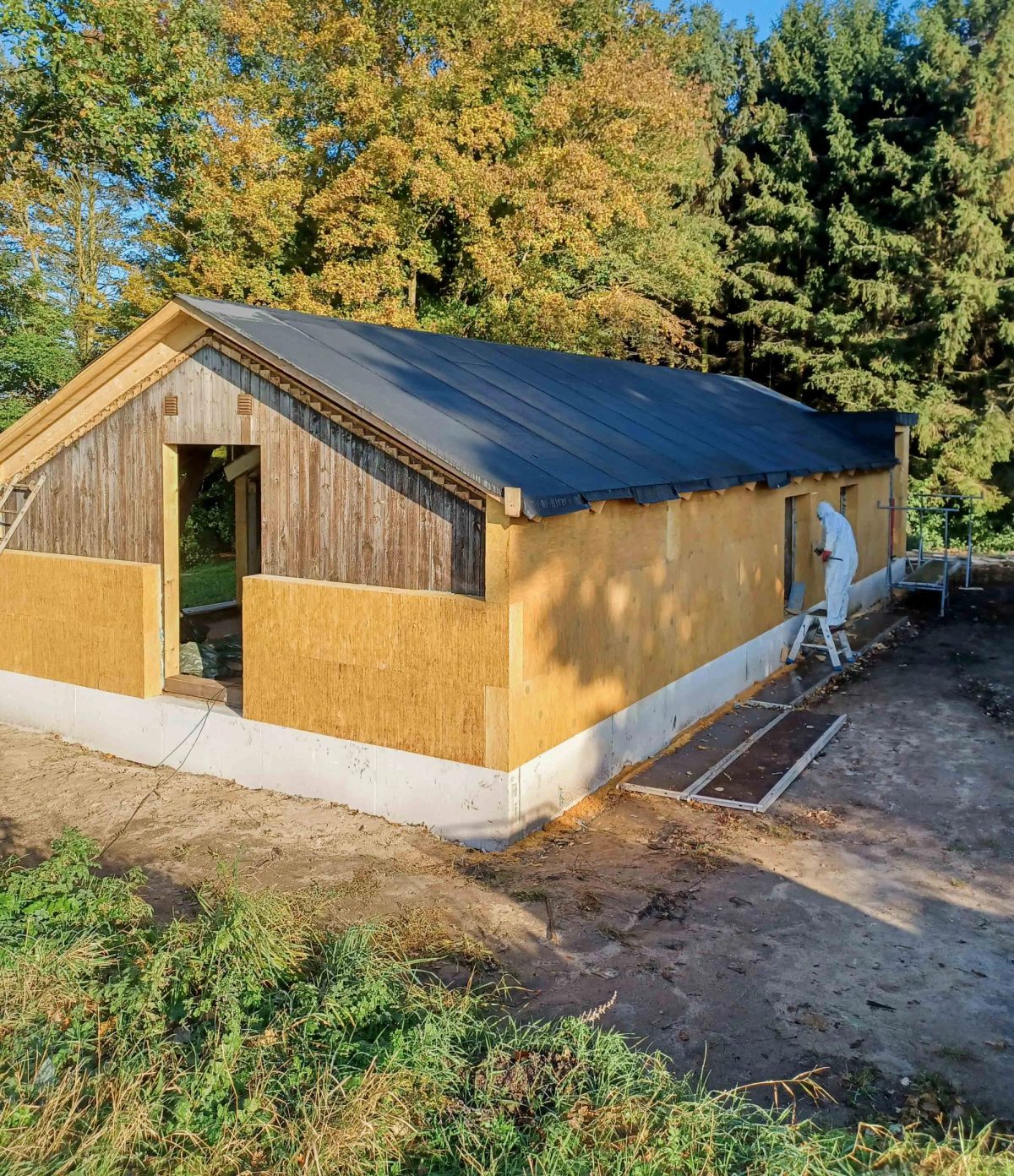 Helhedsrenovering af sort hus, Værløse. Under arbejdet.