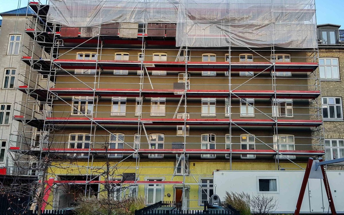 Udvendig helhedsrenovering af lejlighed, København Ø · Under arbejdet