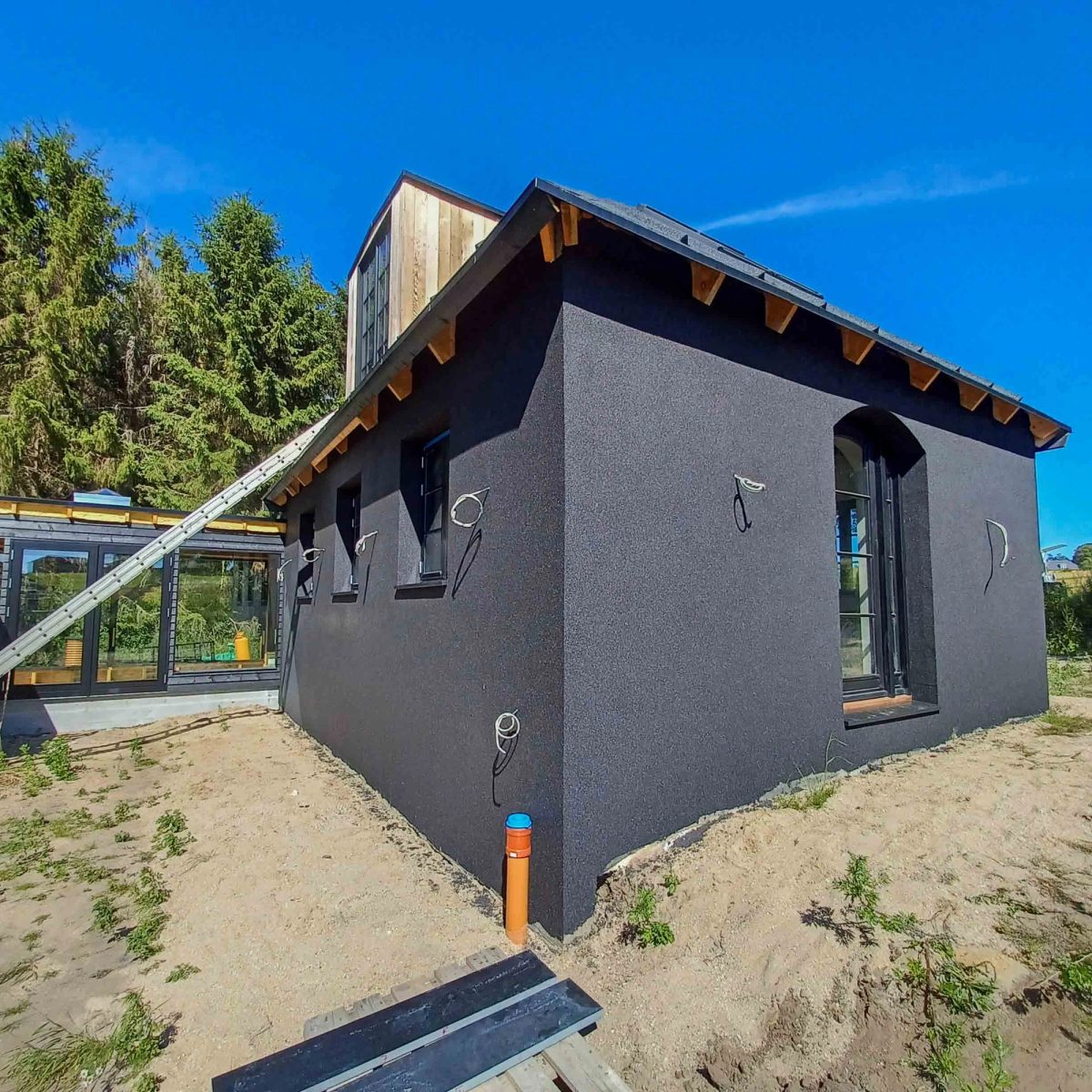 Helhedsrenovering af sort hus, Værløse. Efter arbejdet.