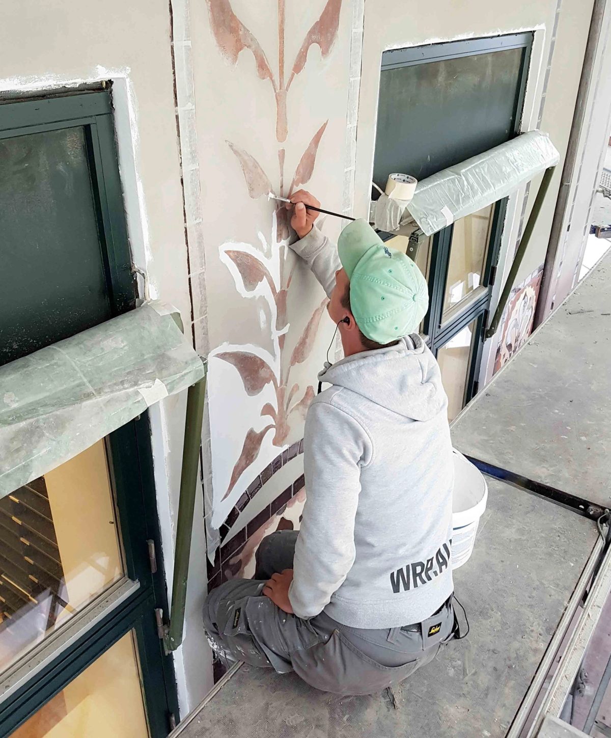 Facaderenovering af butiksfacade, København. Dekoration og murværk. Under arbejdet.