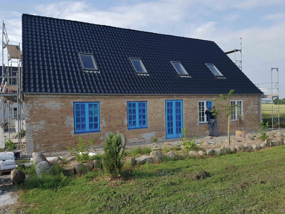 Hvid facade på villa, Svinninge. Facaden. Under arbejdet.