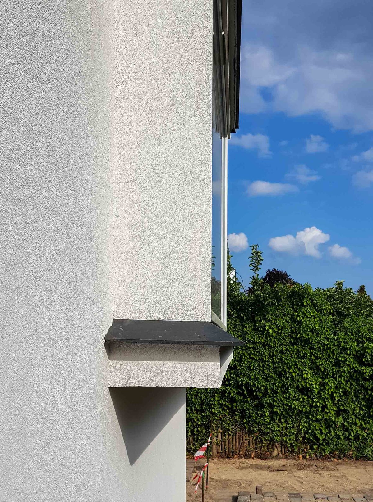 Facaderenovering efter skader på nyere villa, Gentofte. Detalje ved vinduet. Efter arbejdet.