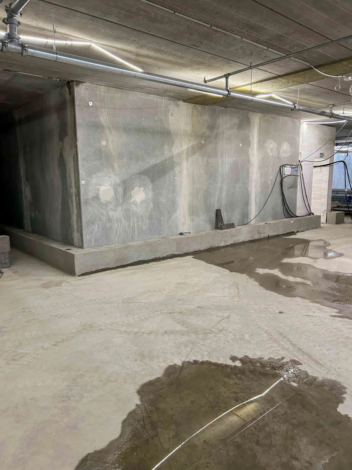 Indvendig erhvervsombygning, Gladsaxe. Under arbejdet.