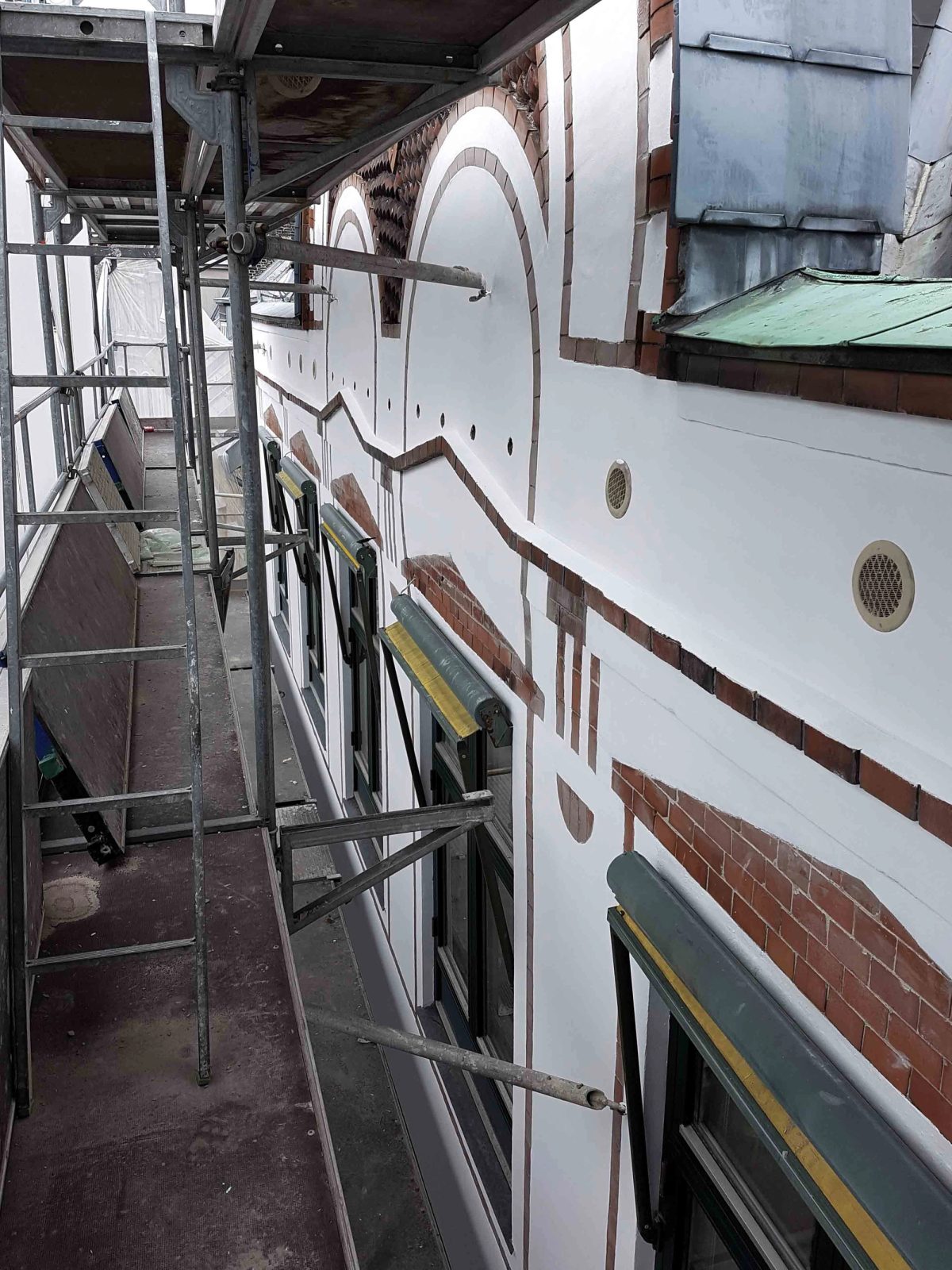 Facaderenovering af butiksfacade, København. Dekoration og murværk. Under arbejdet.