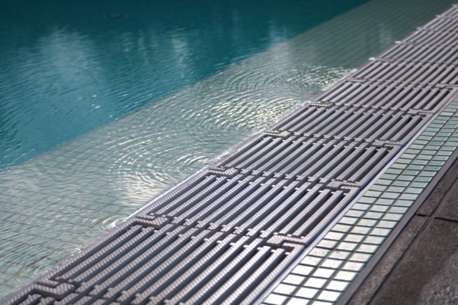 Overflow drain supporting proper pool water circulation to prevent algae growth