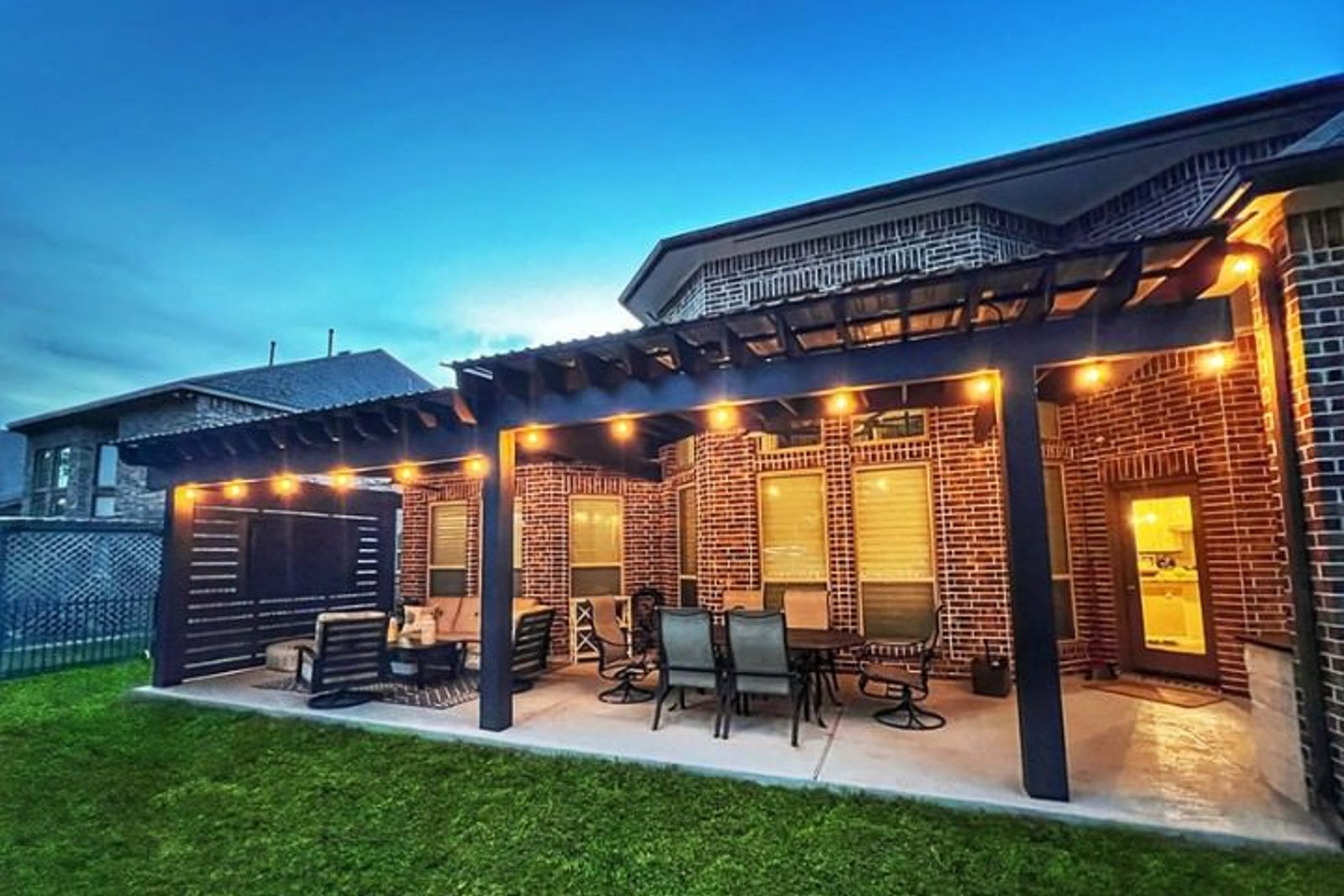 Low maintenance aluminum structure for outdoor living in Houston