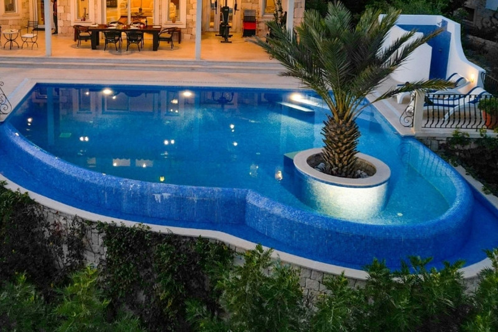 Resort-inspired infinity pool showcasing a seamless vanishing edge design