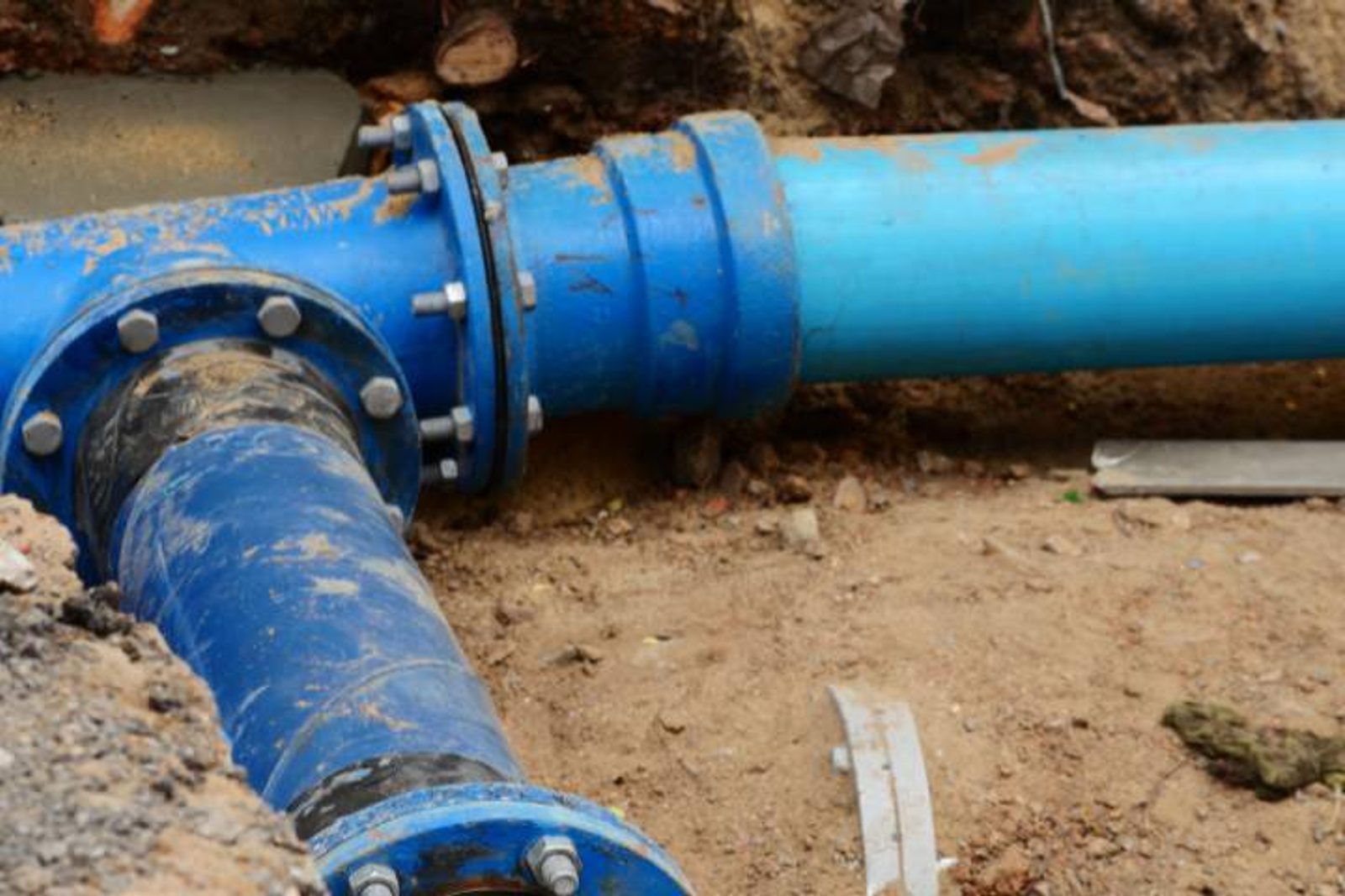 Professional plumbing installation during pool construction, ensuring efficient water flow and filtration