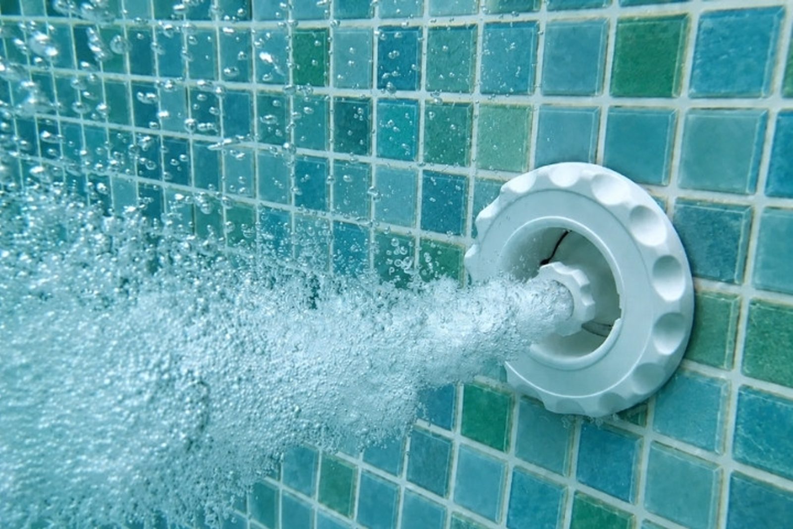 Pool jet flow showing circulation pressure