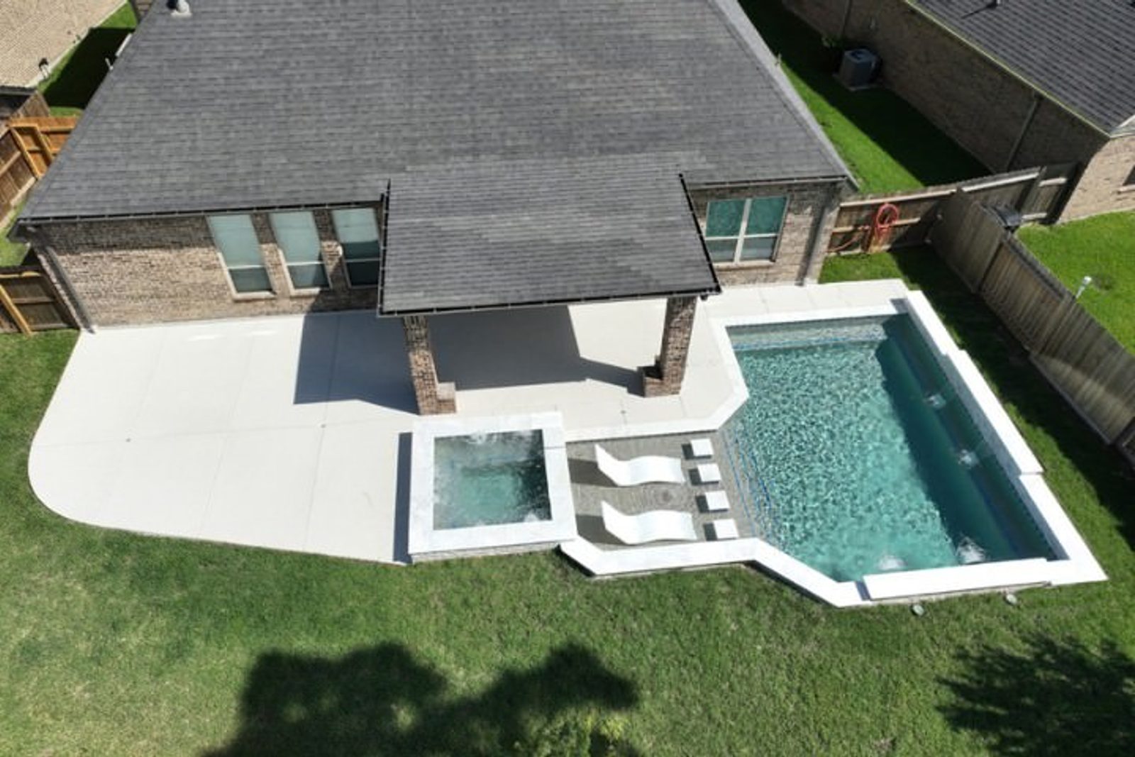 Minimalist rectangular pool with sun shelf and pergola by GM Outdoor Pool & Spa