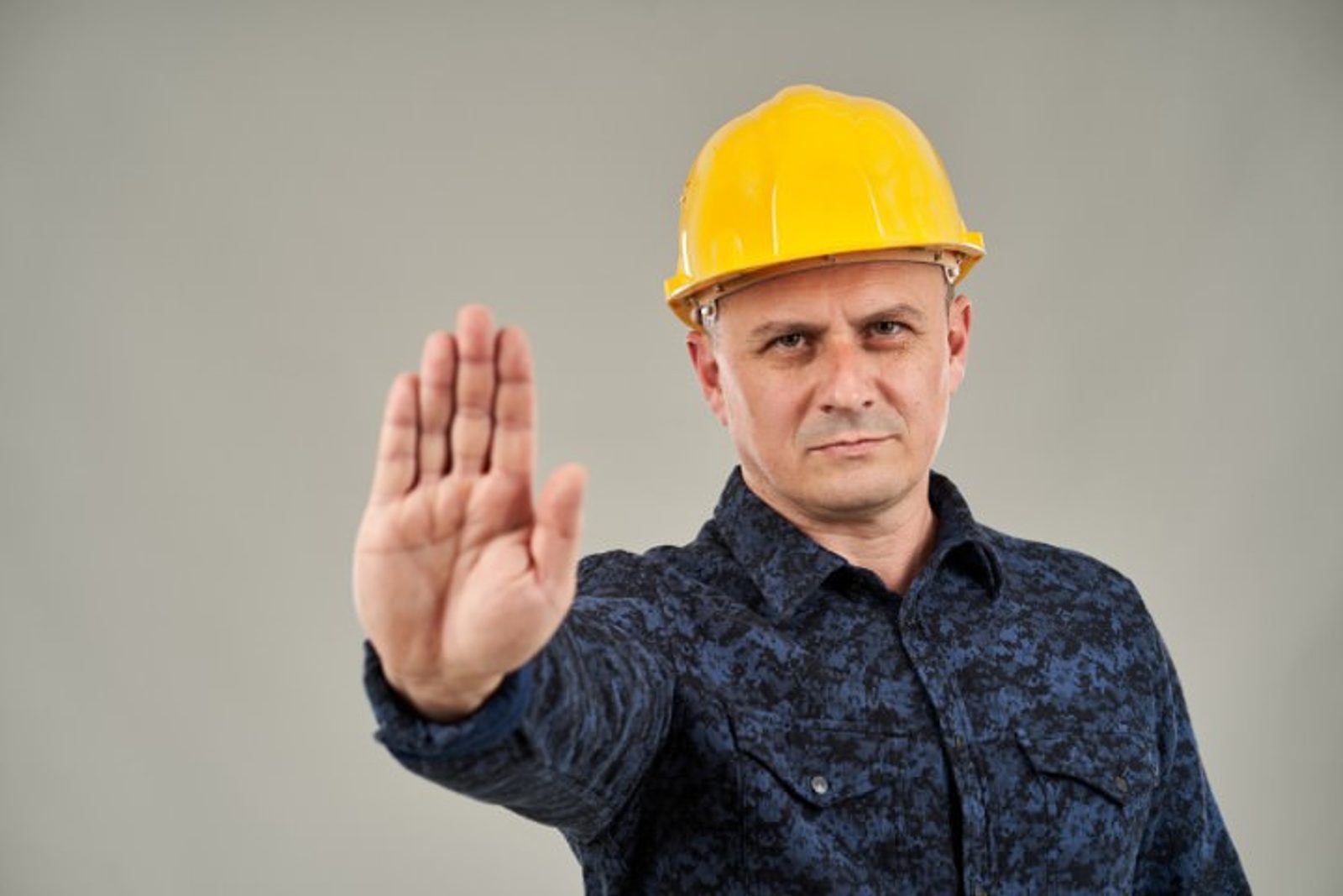 Hiring a pool builder red flags warning