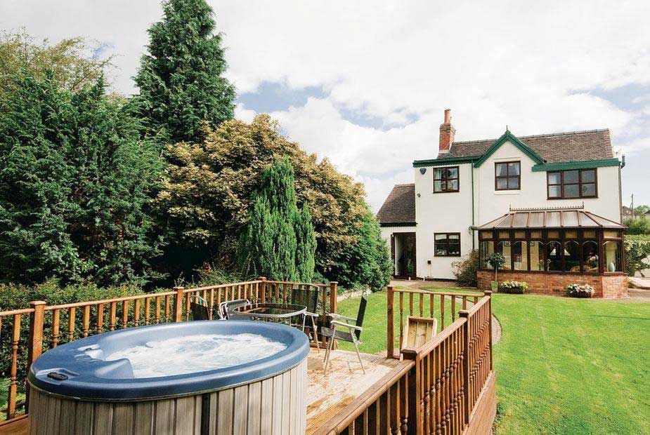 Luxury Lodges in Leicestershire with Hot Tubs