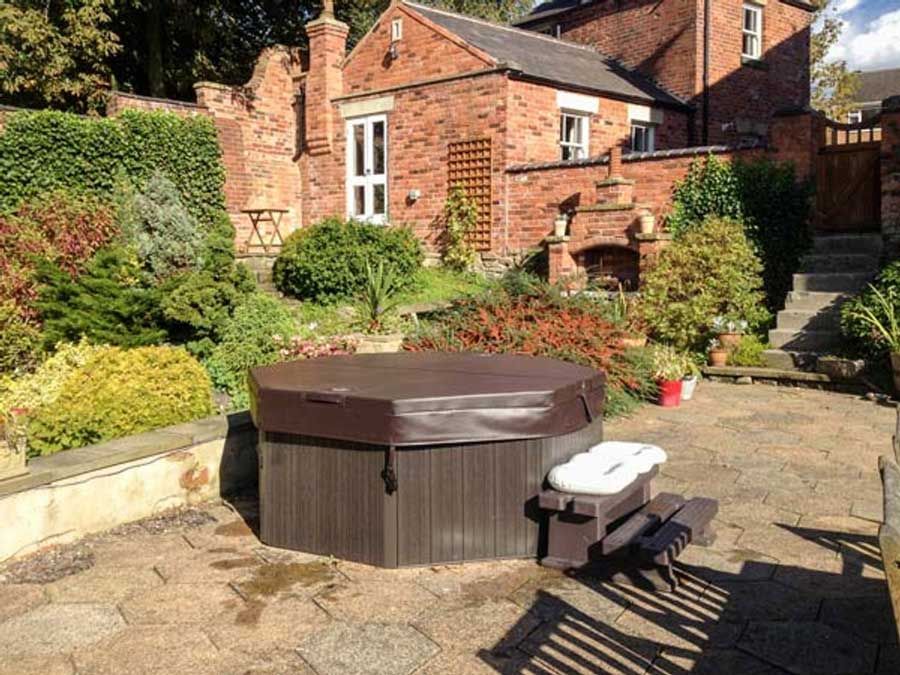 9 Luxury Lodges in the Peak District with Hot Tubs