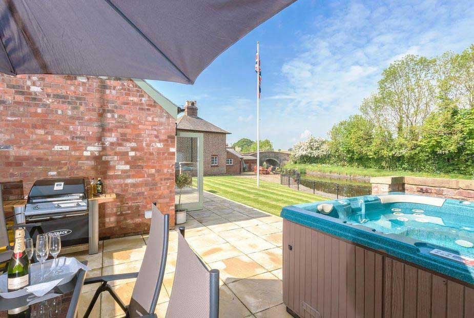 18 Luxury Lodges in Shropshire with Hot Tubs (From £49 Per Night)