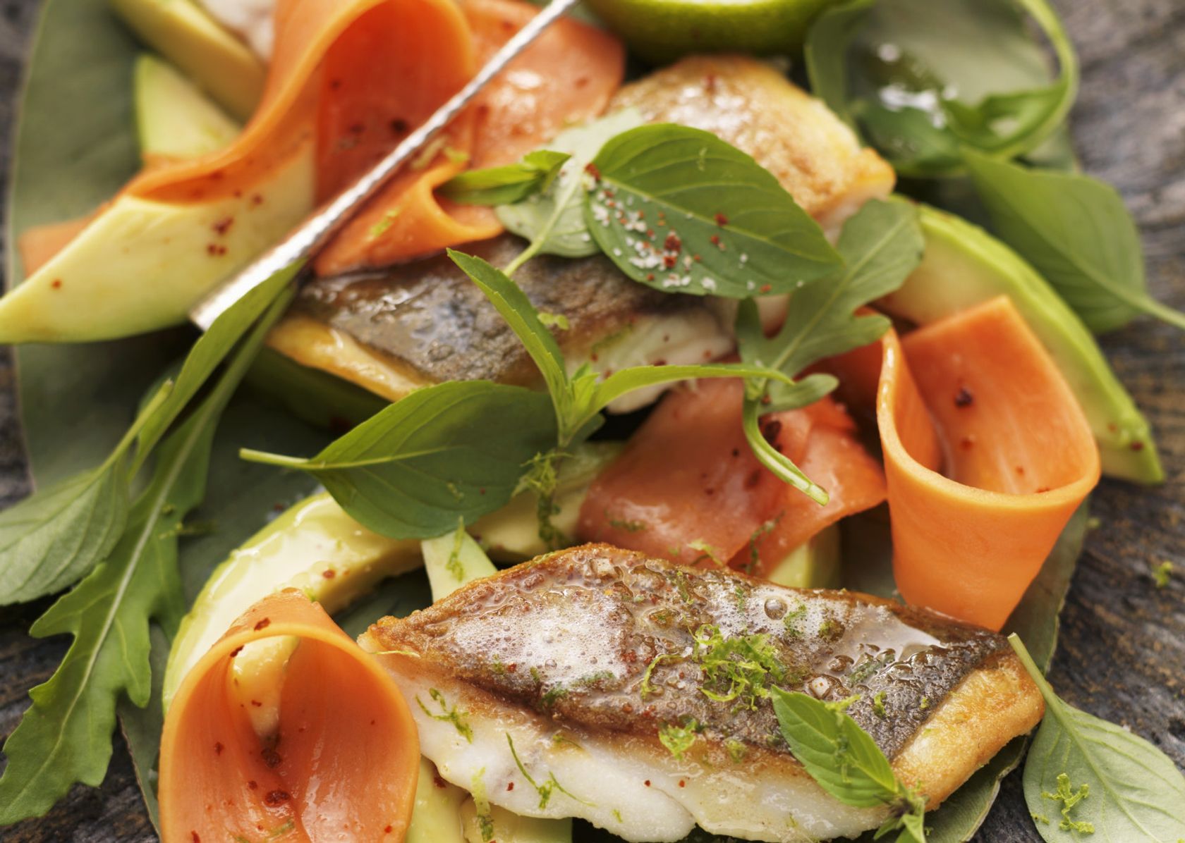 Avocado-Papaya-Salat mit Limettendressing und gebratenem Fischfilet (Asien)