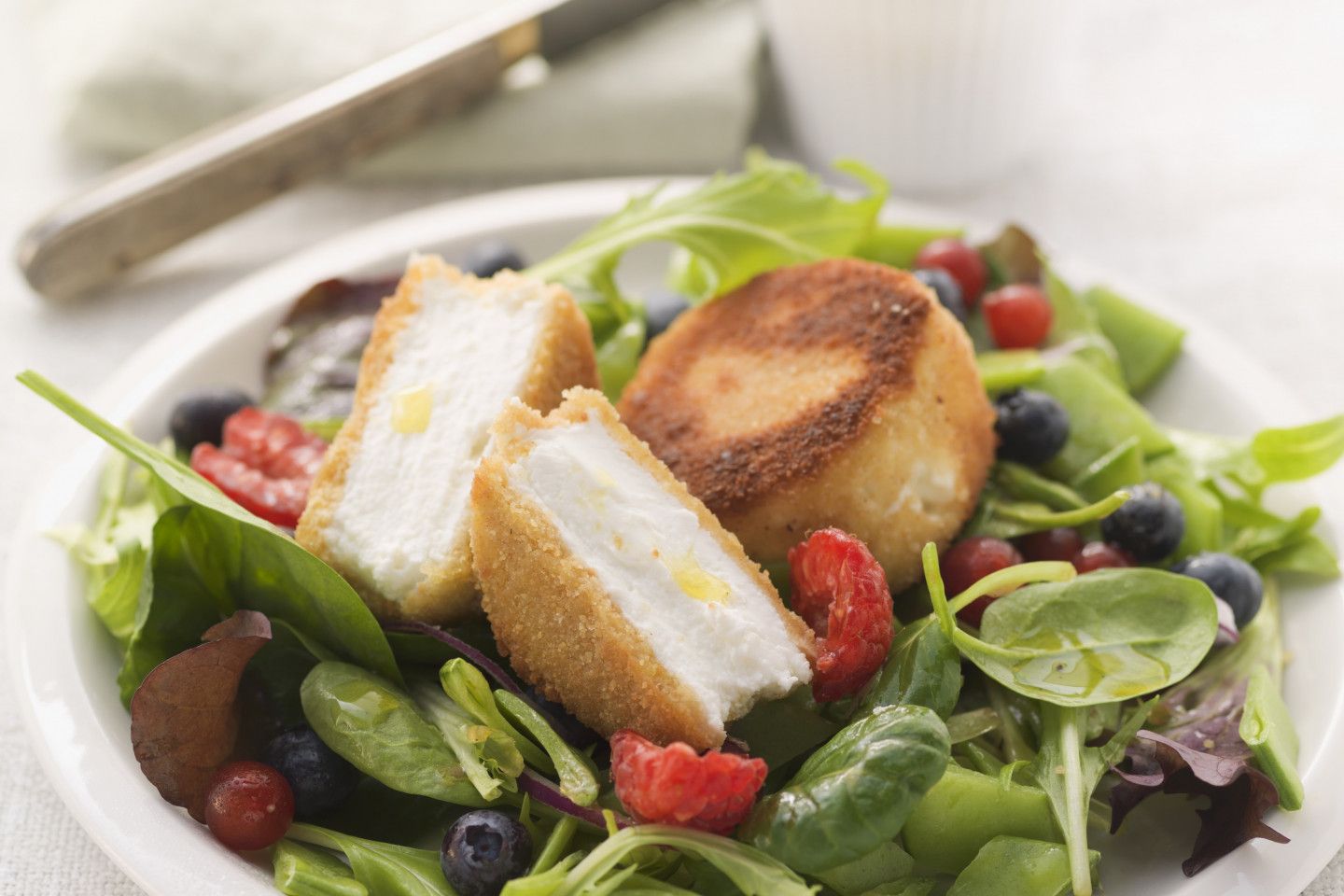 Blattsalat mit Sommerbeeren und gegrilltem Halloumi