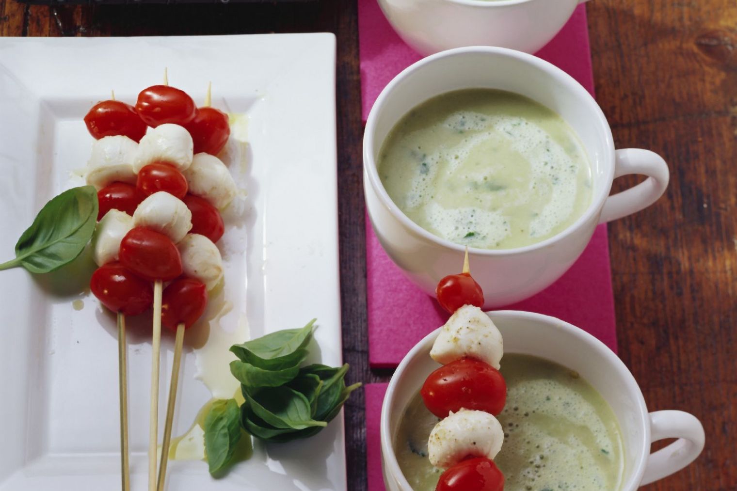 Kartoffel-Basilikum-Suppe mit Mini Tomaten-Mozzarella-Spieß