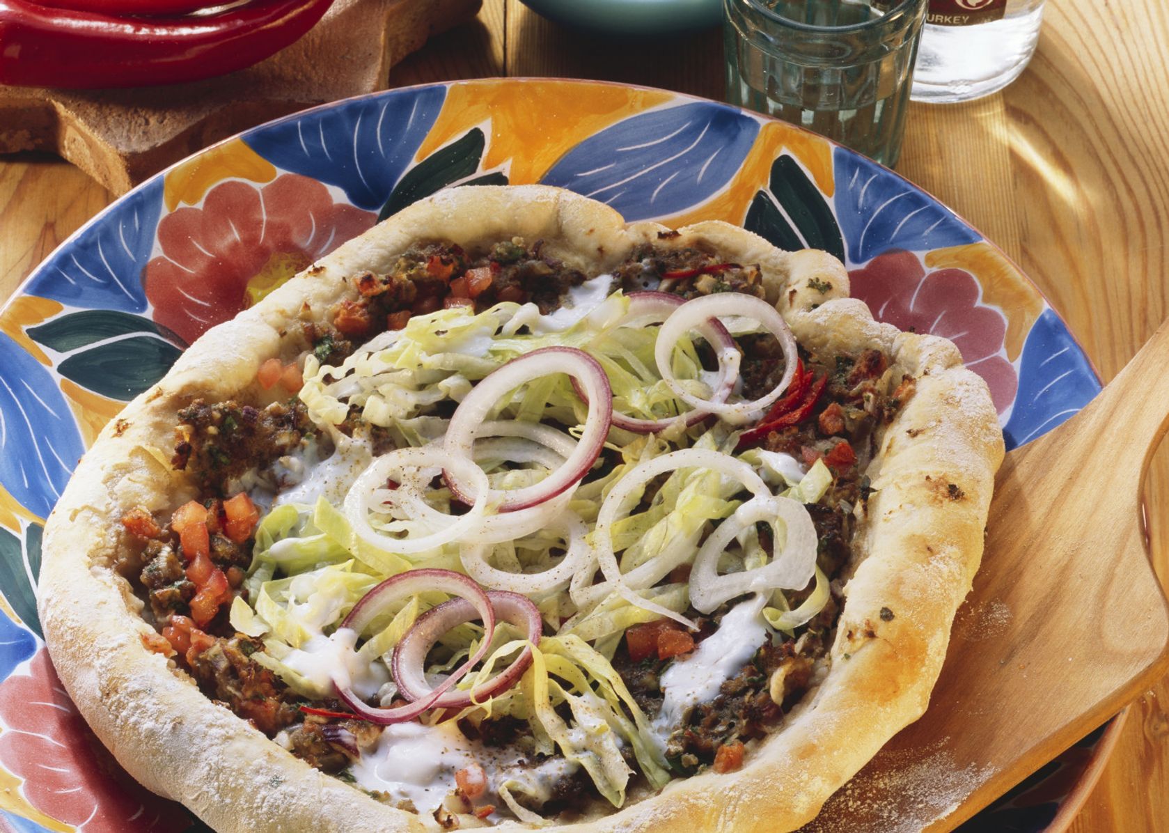 Türkische Pizza mit Zwiebeln, Salatstreifen und Hackfleisch